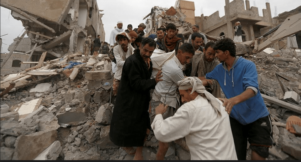 Warga Yaman di reruntuhan