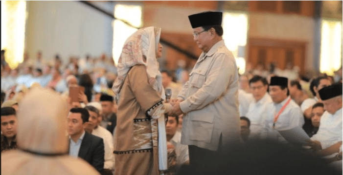 Prabowo dan Neno Warisman berpegangan tangan