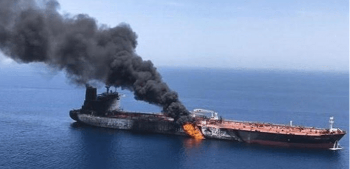 Sebuah Kapal Tanker Minyak Terbakar di Teluk Persia