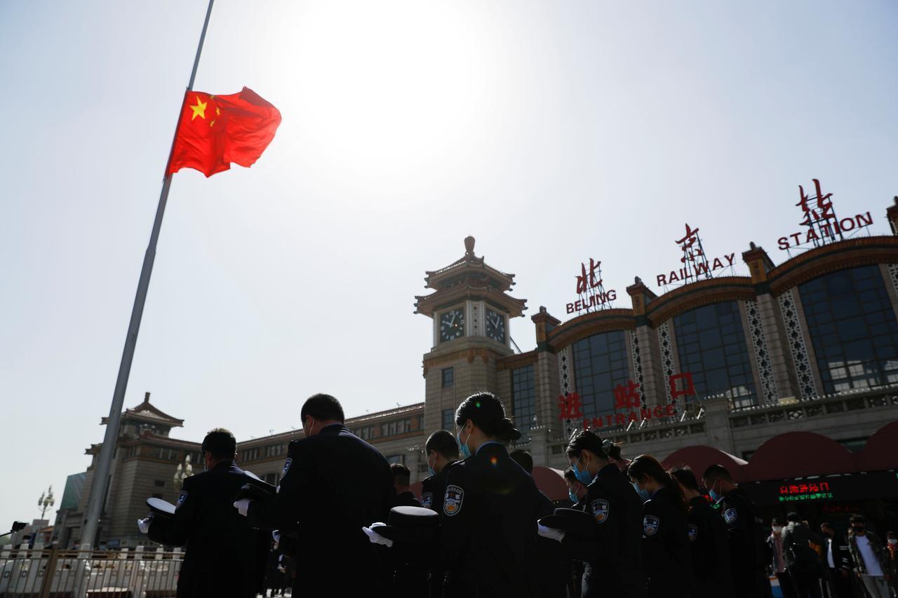 Bendera Setengah Tiang Dikibarkan di Seluruh China, Hormati Para Martir Pandemi Corona